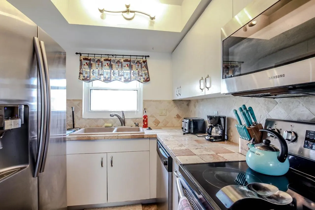 Gulf Access #c 2-bedroom W/ Heated Pool Holiday home