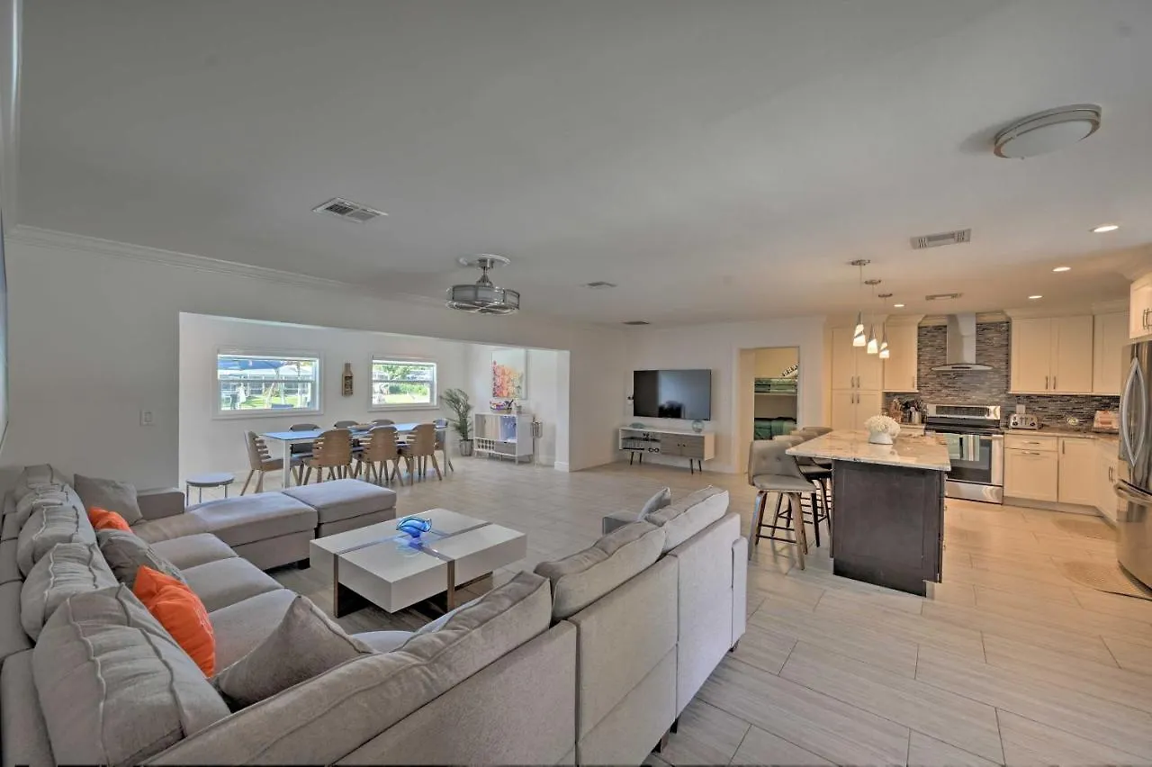 Sun-soaked Canalside With Pool, Game Holiday home *
