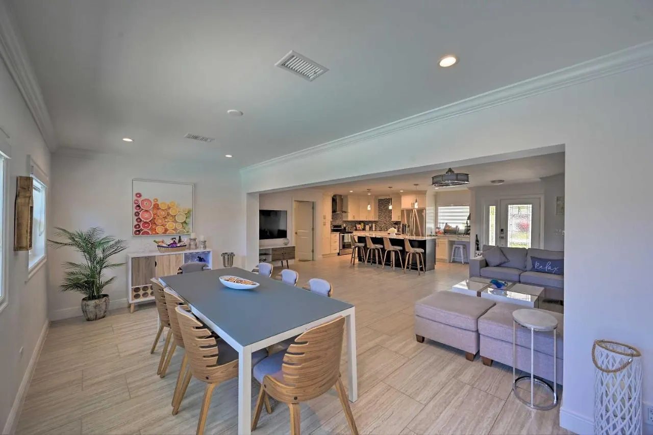 Holiday home Sun-soaked Canalside With Pool, Game Cape Coral