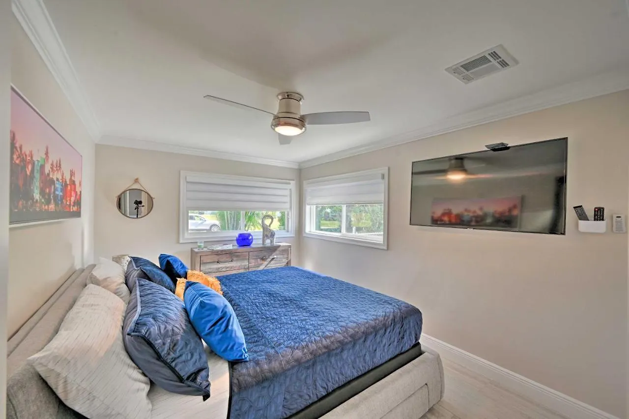 Sun-soaked Canalside With Pool, Game Holiday home Cape Coral