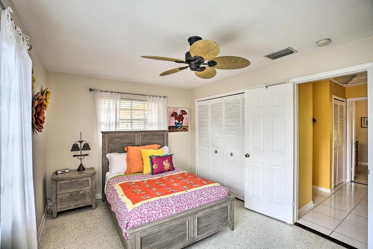 Cute Escape With Yard Less Than 1 Mi To Downtown! * Cape Coral