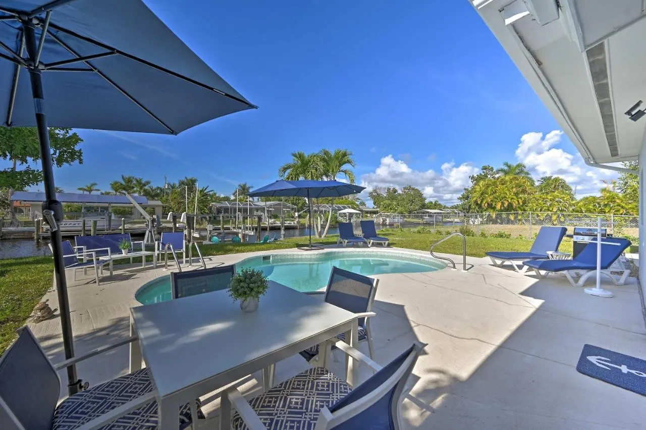 Sun-soaked Canalside With Pool, Game Holiday home Cape Coral