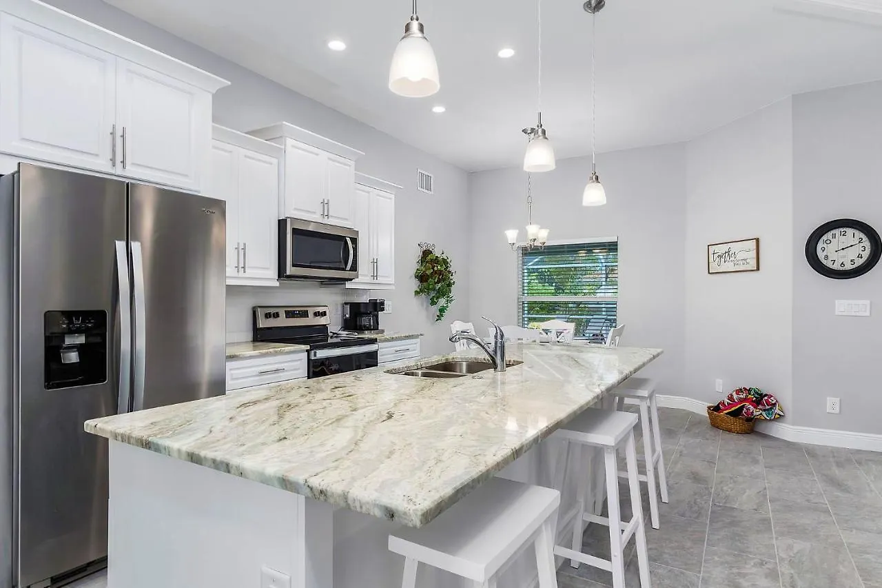 Newly Built With Heated Pool, Close To Many Amenities - Sandle Holiday home *