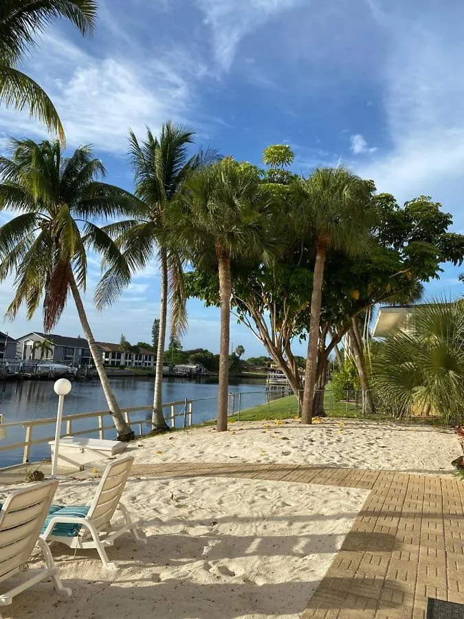 Hideaway Waterfront منتجع