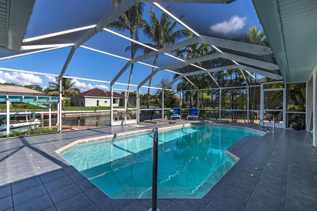 Holiday home Adventure Awaits With Heated Pool, Kayaks, Pool Table, & Private - Palmas Cape Coral