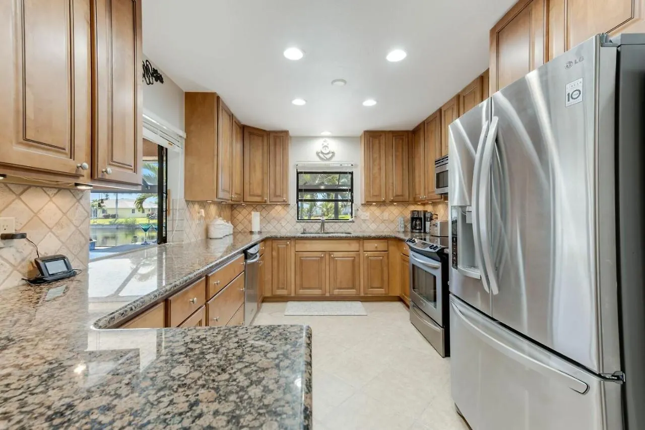 Stunning Outdoor Oasis With Heated Pool, Kayaks & - Cape Sea Esta - Roelens Vacations * Cape Coral