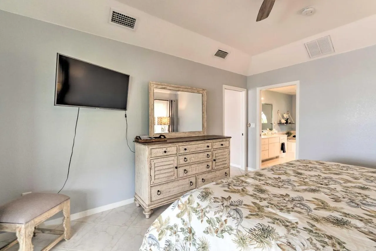 Waterfront With Private Pool! * Cape Coral
