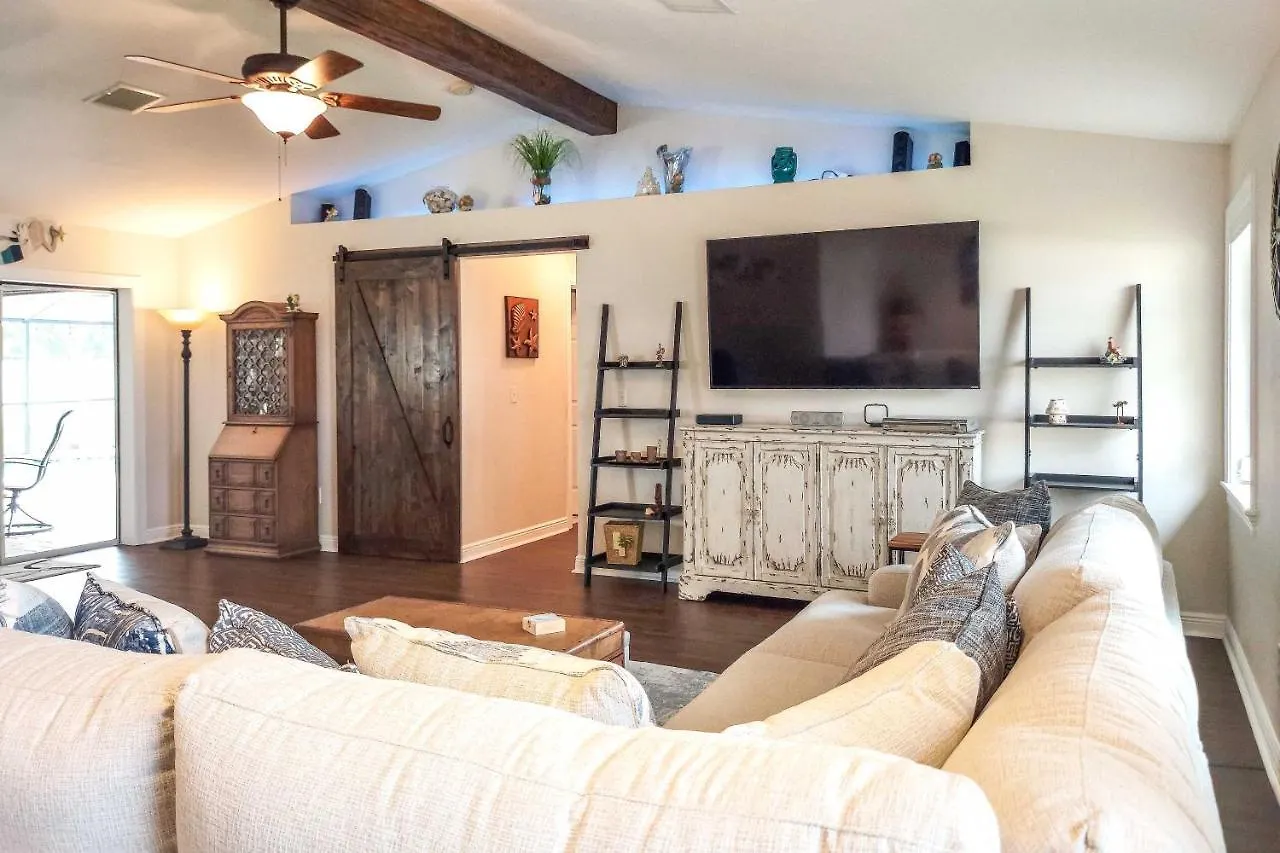 Bright With Private Pool, Lanai Holiday home