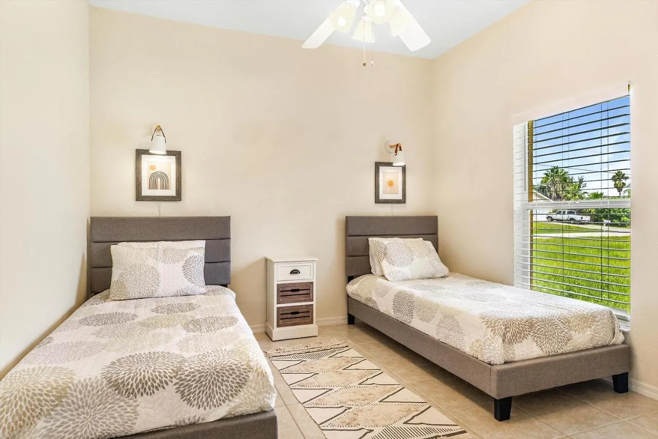 Holiday home Private With Heated Pool On A Freshwater Canal - Off Course - Roelens Vacations Cape Coral