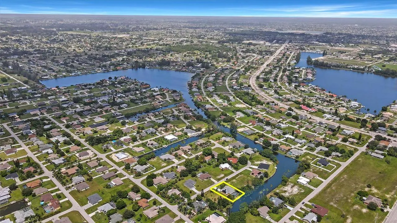 Private With Heated Pool On A Freshwater Canal - Off Course - Roelens Vacations * Cape Coral