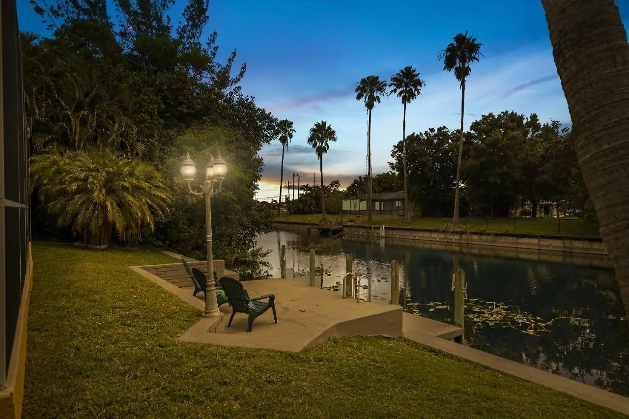 Holiday home Private With Heated Pool On A Freshwater Canal - Off Course - Roelens Vacations Cape Coral