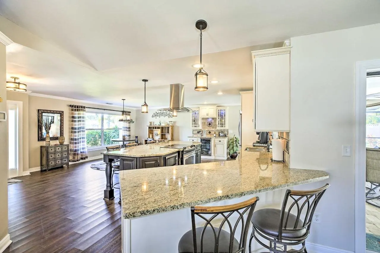 Bright With Private Pool, Lanai Holiday home