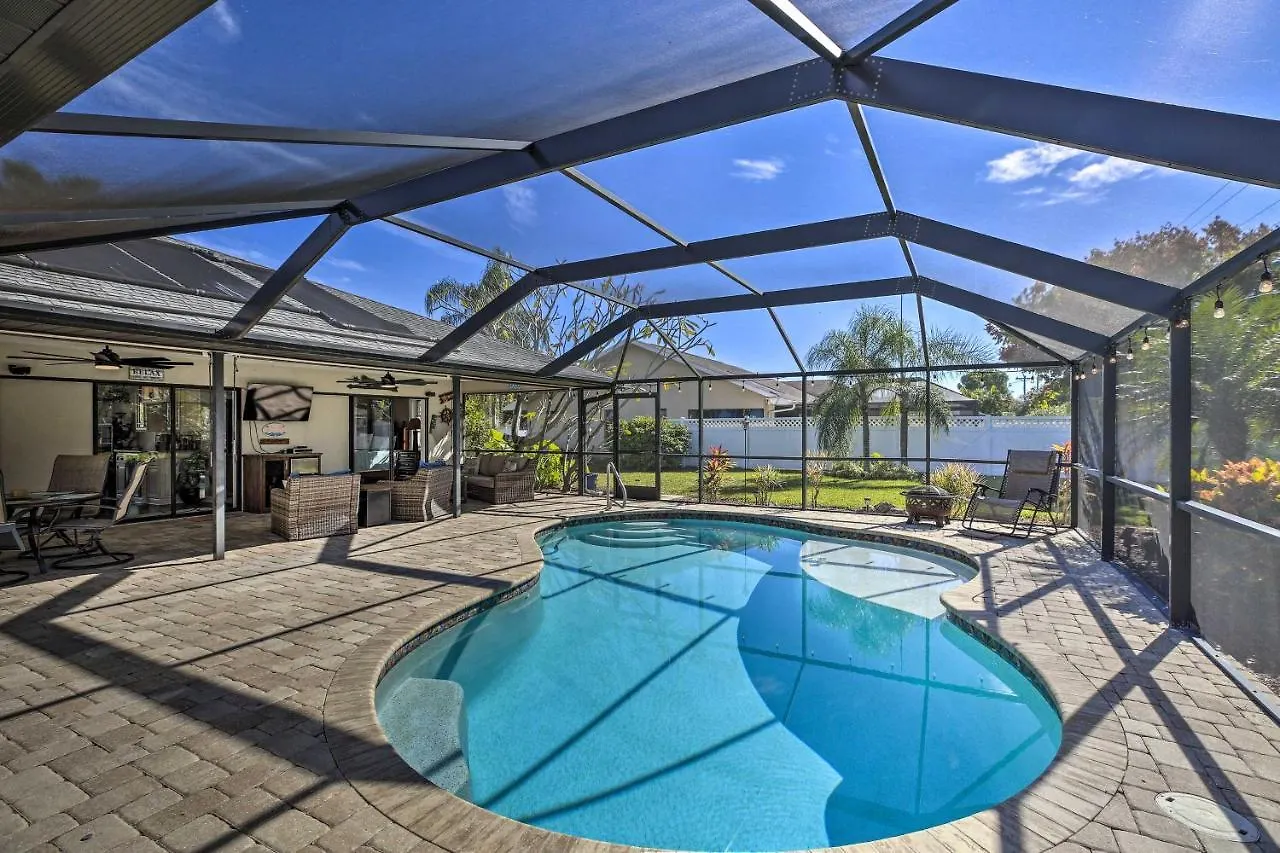 Bright With Private Pool, Lanai