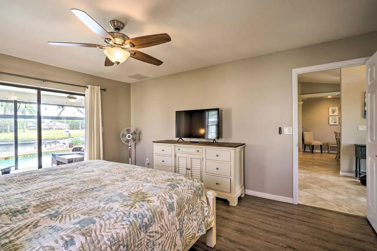 Holiday home Waterfront With Screened-in Private Pool! Cape Coral