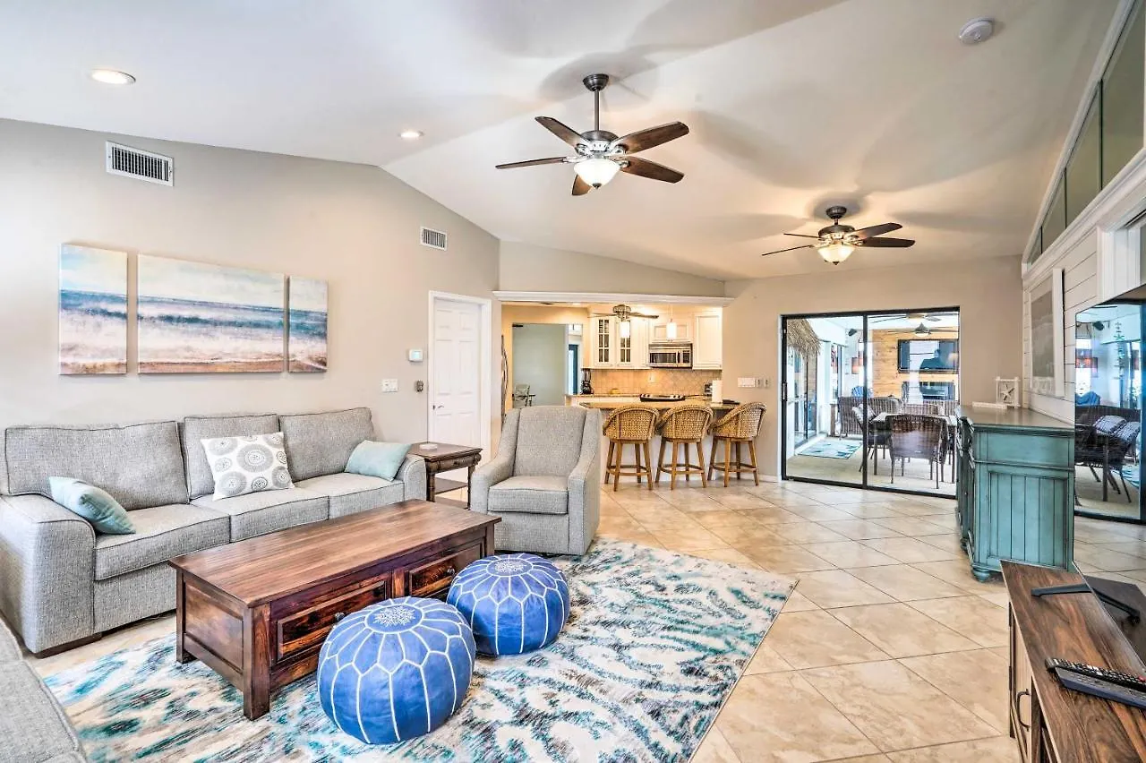 Holiday home Waterfront With Screened-in Private Pool! Cape Coral