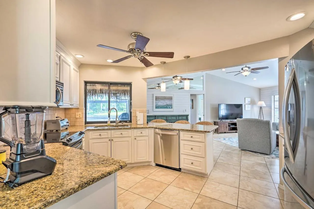 Waterfront With Screened-in Private Pool! Cape Coral