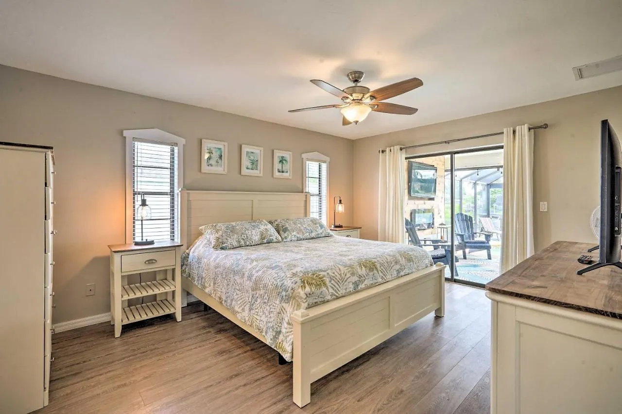 Waterfront With Screened-in Private Pool! Holiday home Cape Coral