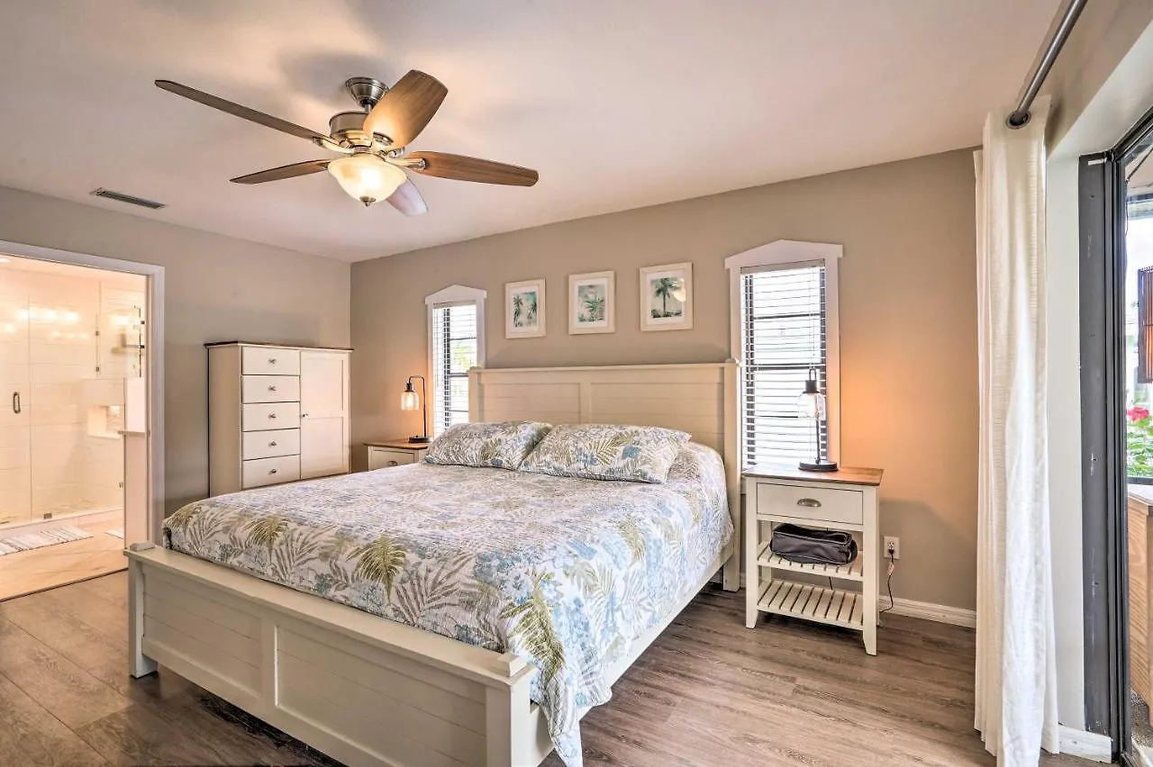 Holiday home Waterfront With Screened-in Private Pool! *