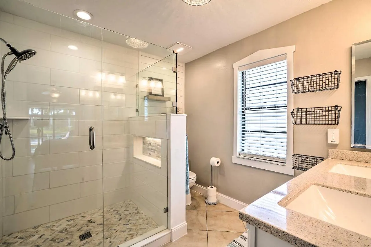 Waterfront With Screened-in Private Pool! Holiday home *