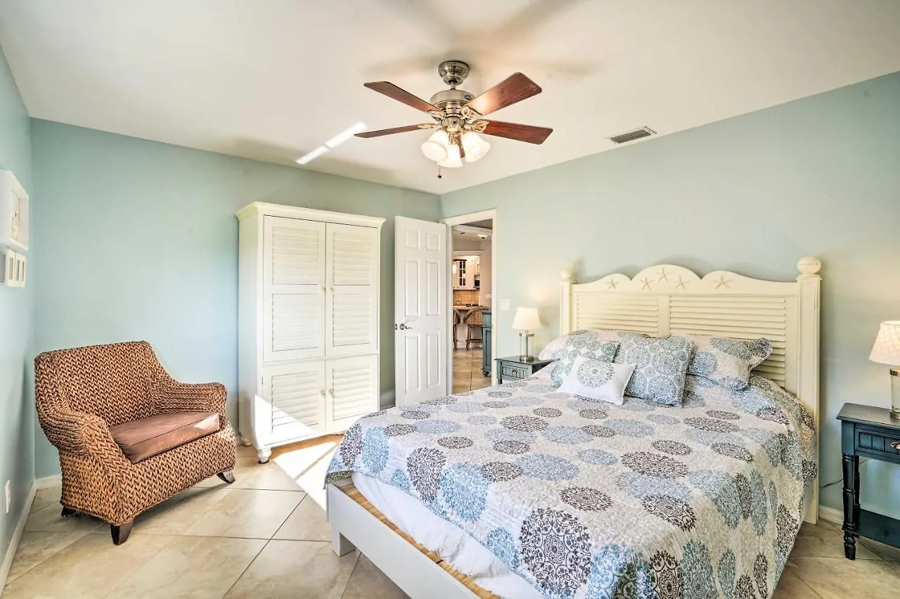 Waterfront With Screened-in Private Pool! Holiday home Cape Coral