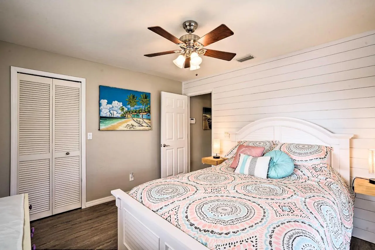 Waterfront With Screened-in Private Pool! Holiday home Cape Coral