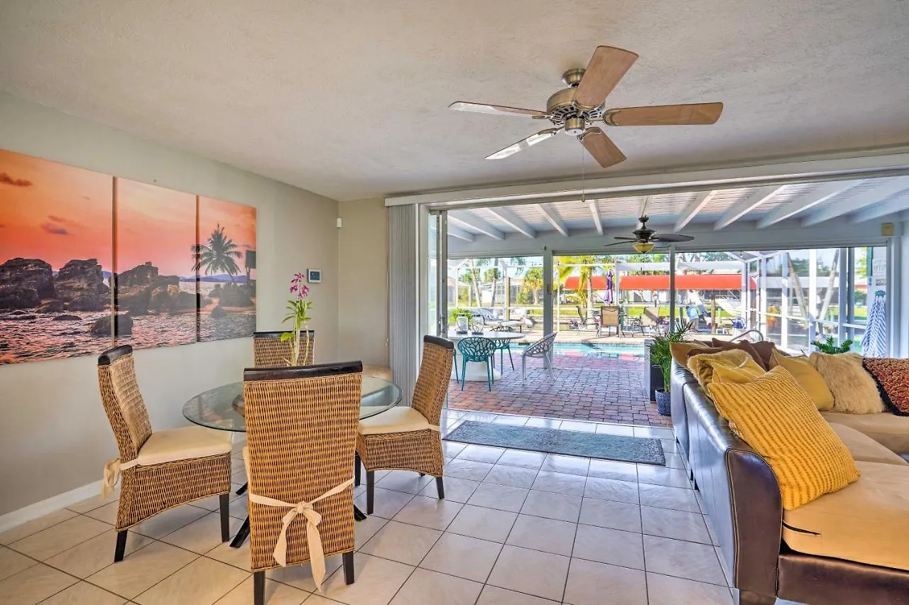 Holiday home With Pool, Lanai, And Canal Access!