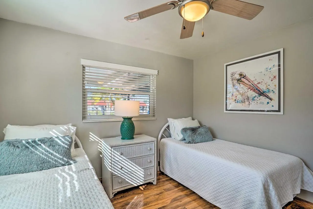 Holiday home With Pool, Lanai, And Canal Access! Cape Coral