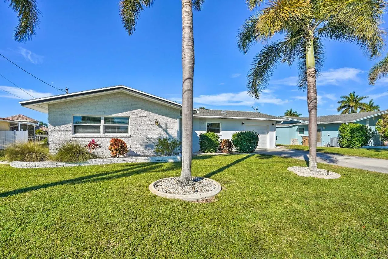 Holiday home With Pool, Lanai, And Canal Access!
