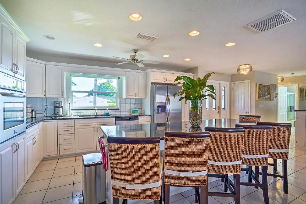 Holiday home With Pool, Lanai, And Canal Access! Cape Coral