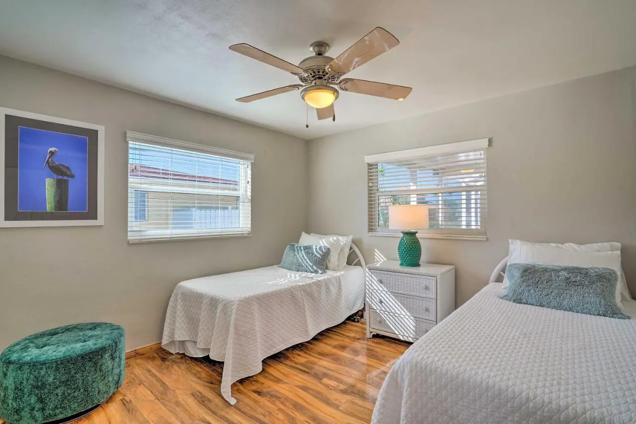 Holiday home With Pool, Lanai, And Canal Access!