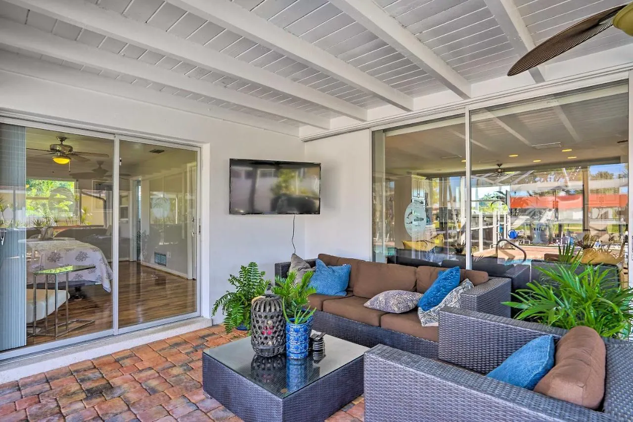 Holiday home With Pool, Lanai, And Canal Access!