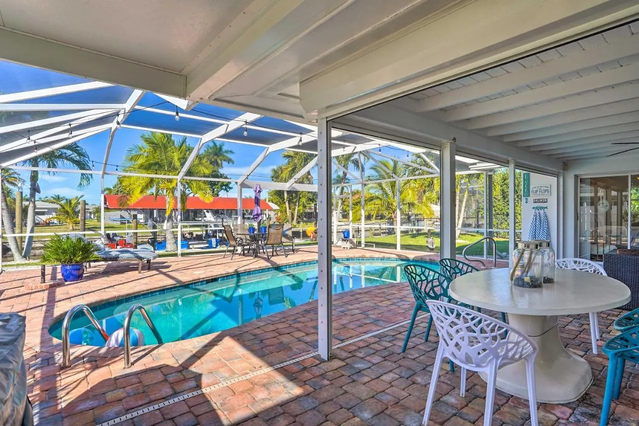Holiday home With Pool, Lanai, And Canal Access!