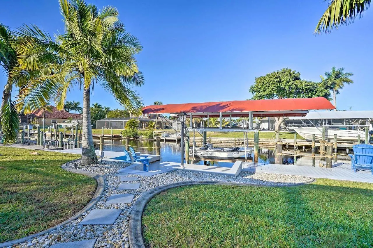 Holiday home With Pool, Lanai, And Canal Access! Cape Coral