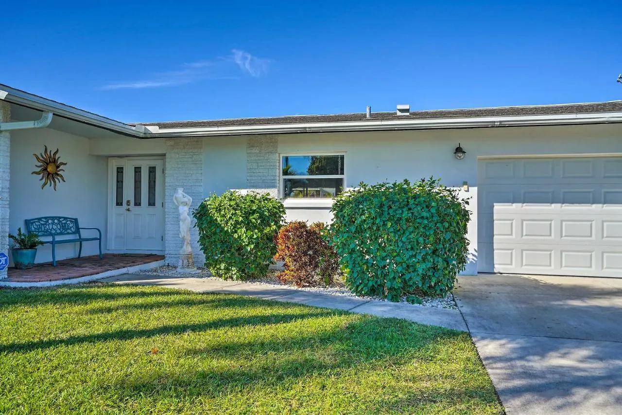 With Pool, Lanai, And Canal Access! Cape Coral