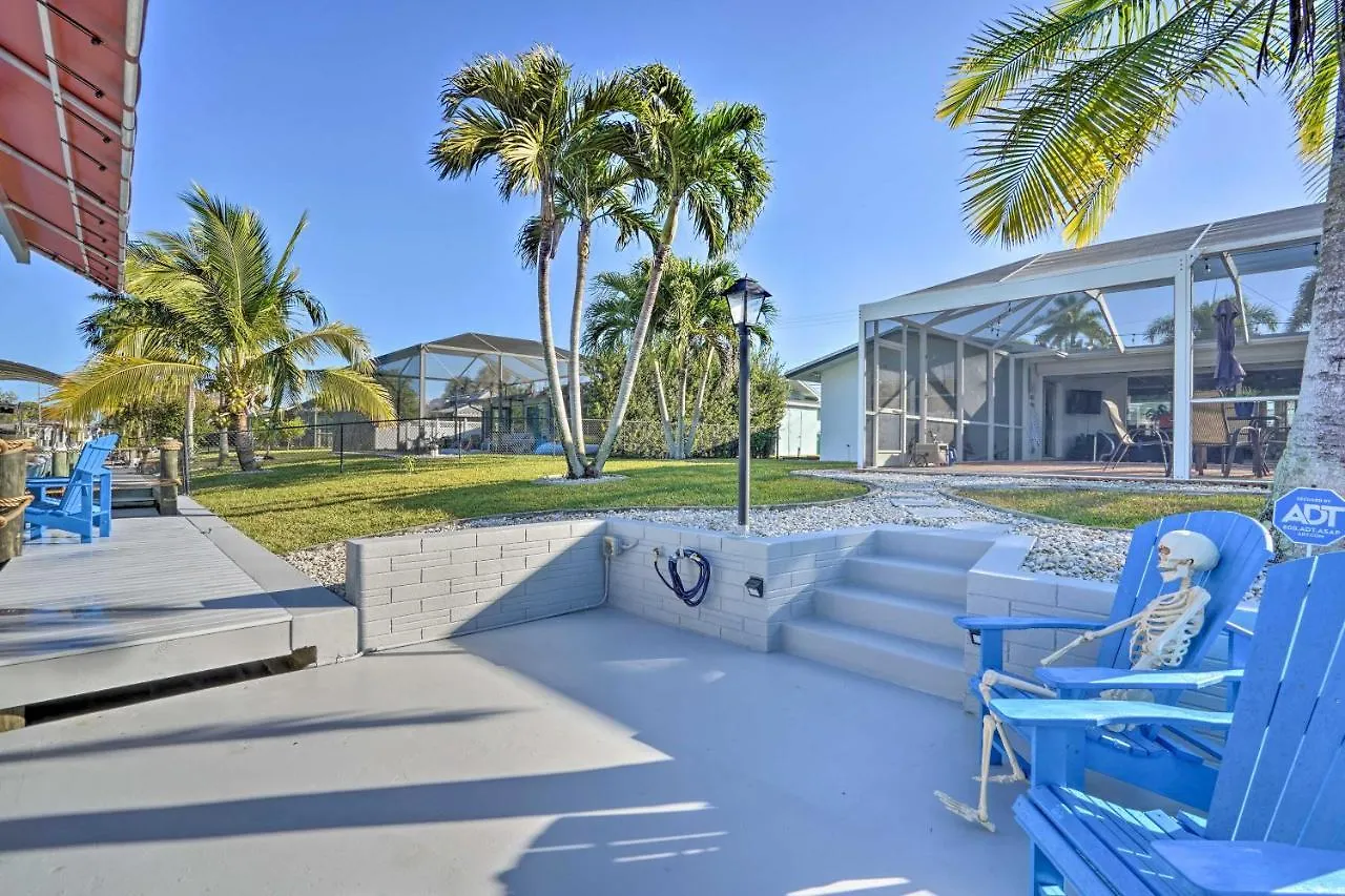 Holiday home With Pool, Lanai, And Canal Access!