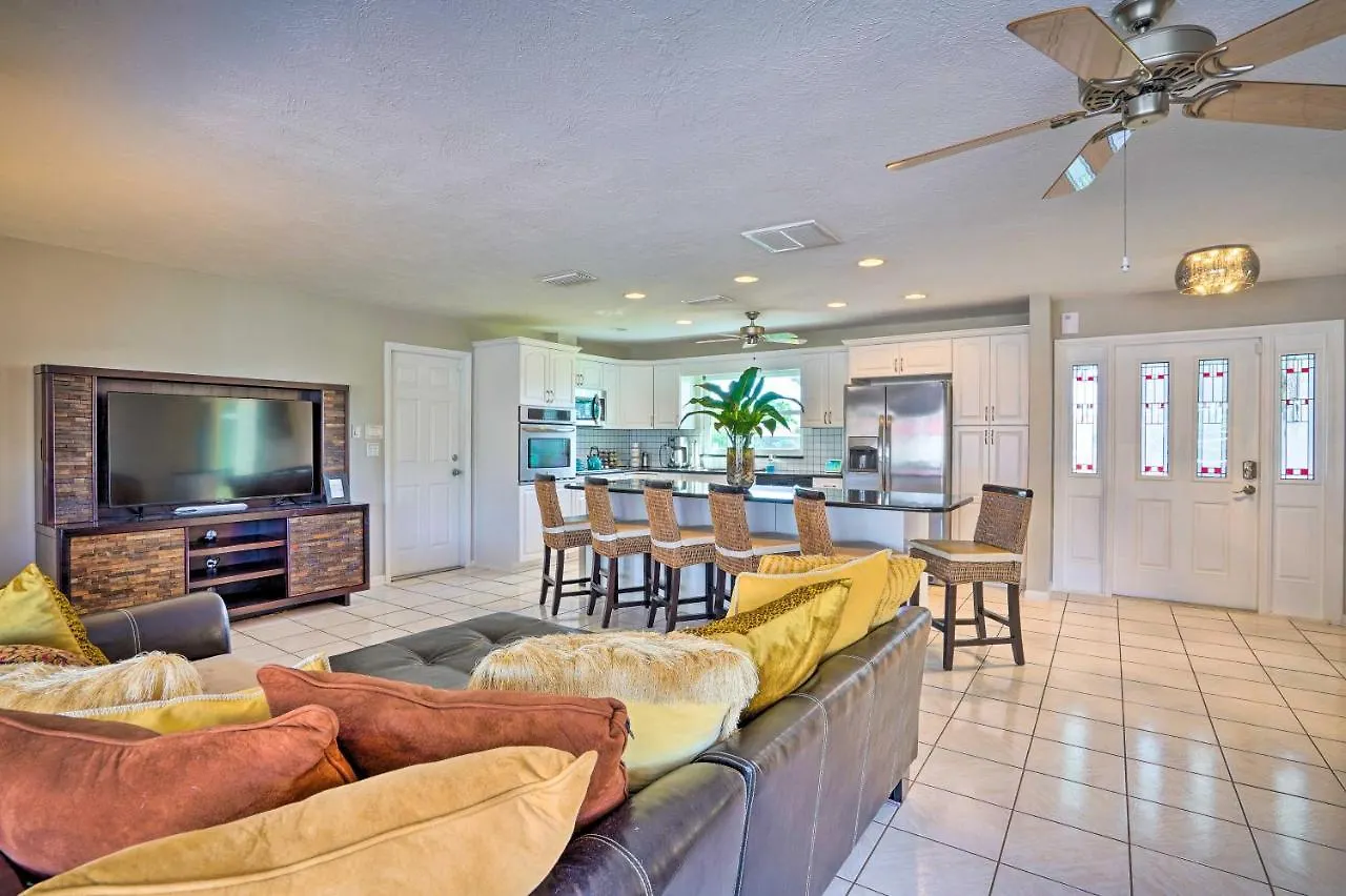 With Pool, Lanai, And Canal Access! Cape Coral
