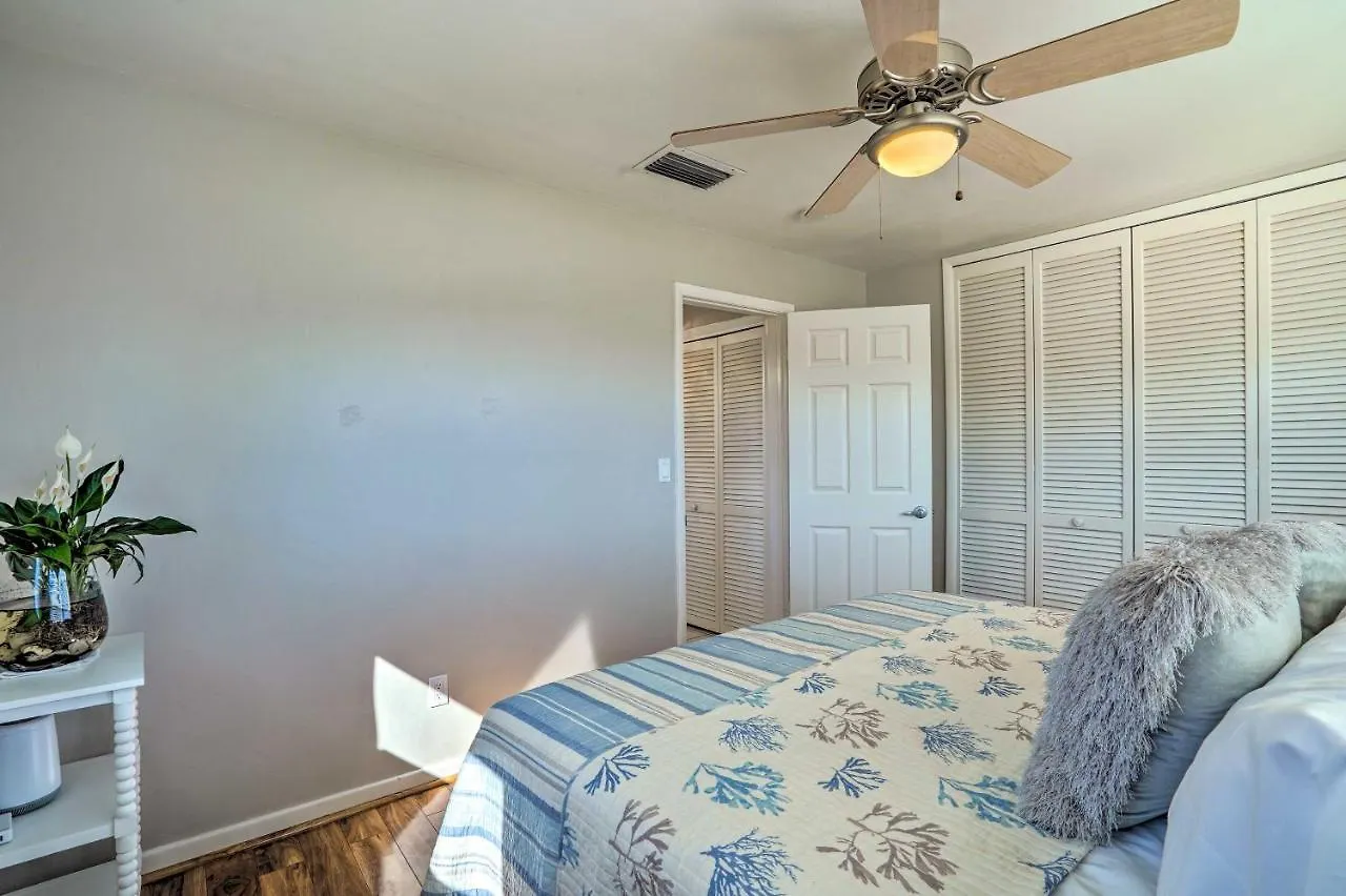 Holiday home With Pool, Lanai, And Canal Access!