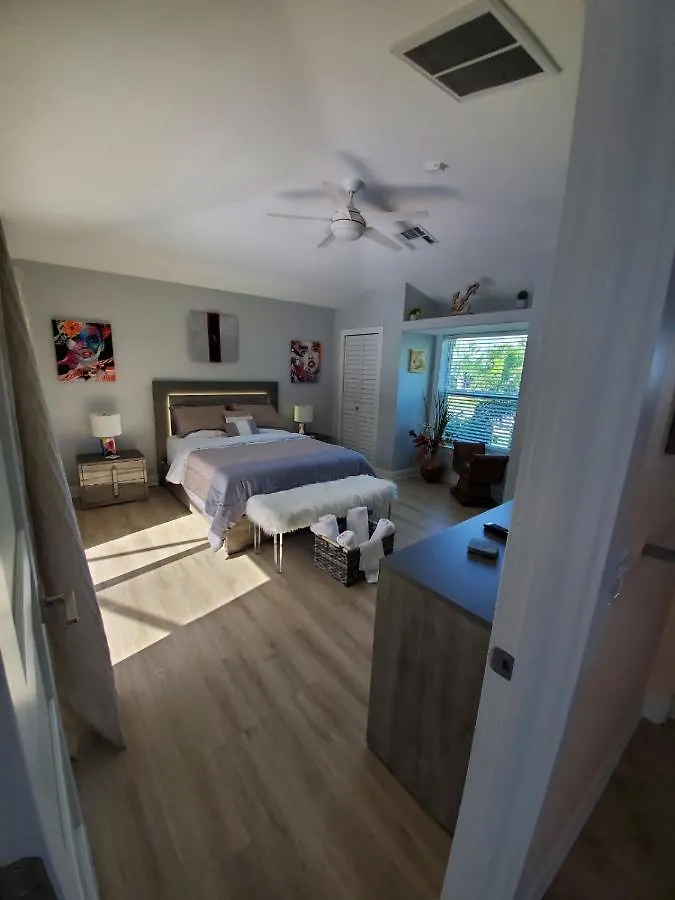 2 Private Cabanas With A Private Pool And Outdoor Kitchen Cape Coral