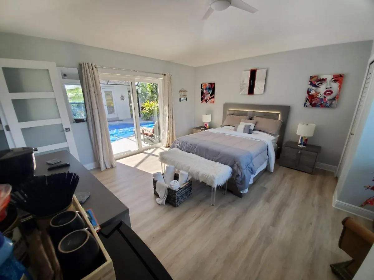 Guest house 2 Private Cabanas With A Private Pool And Outdoor Kitchen *