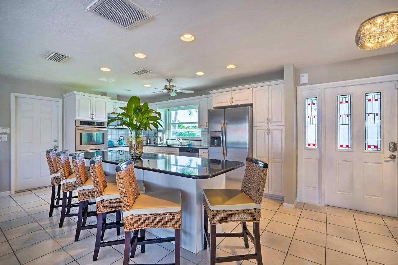 Holiday home With Pool, Lanai, And Canal Access! *