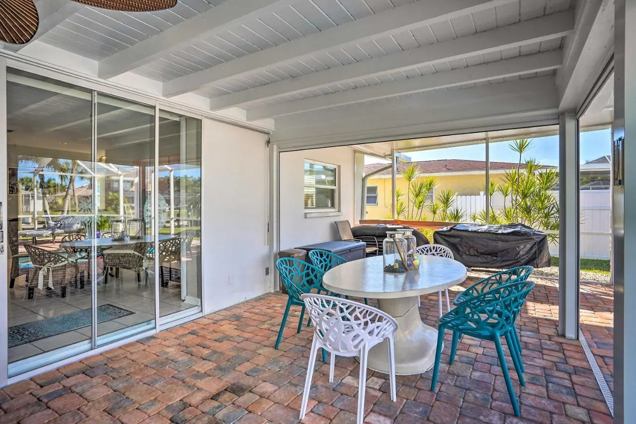 Holiday home With Pool, Lanai, And Canal Access! Cape Coral