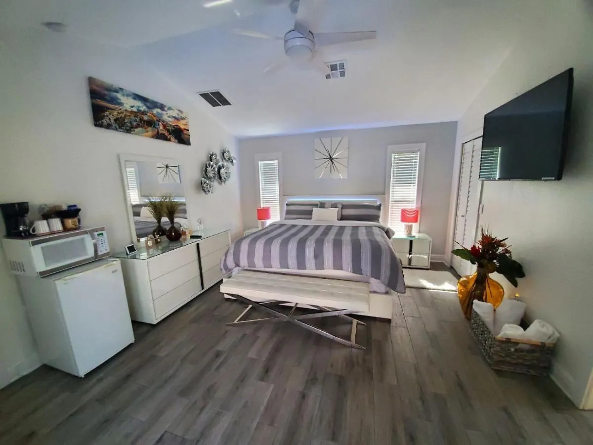 2 Private Cabanas With A Private Pool And Outdoor Kitchen Cape Coral