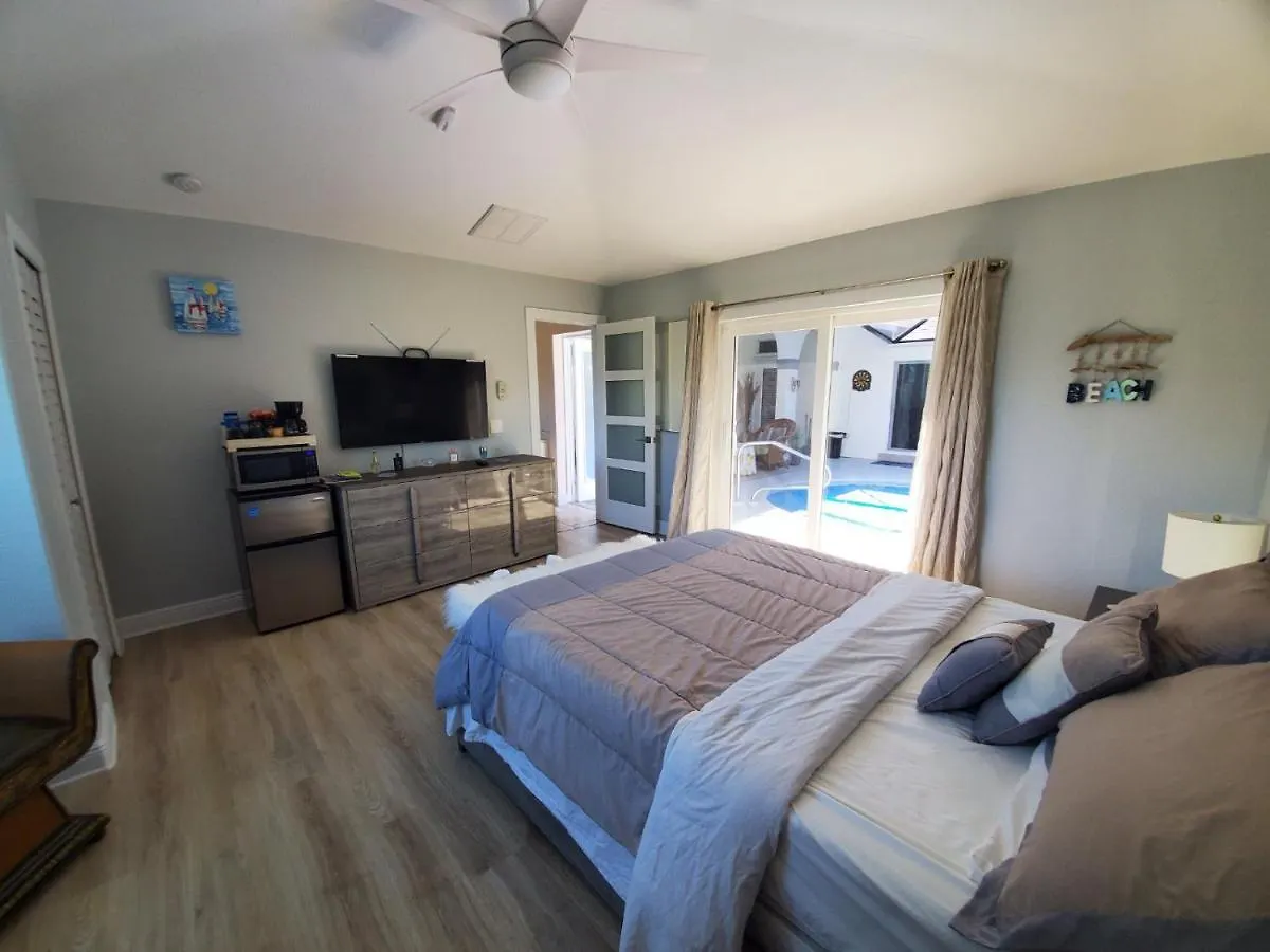 Guest house 2 Private Cabanas With A Private Pool And Outdoor Kitchen Cape Coral