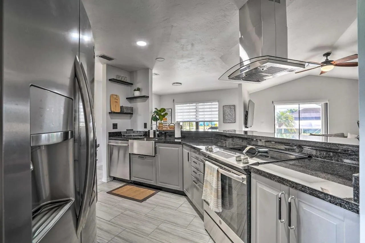 Breezy House With Game And Lanai! Holiday home
