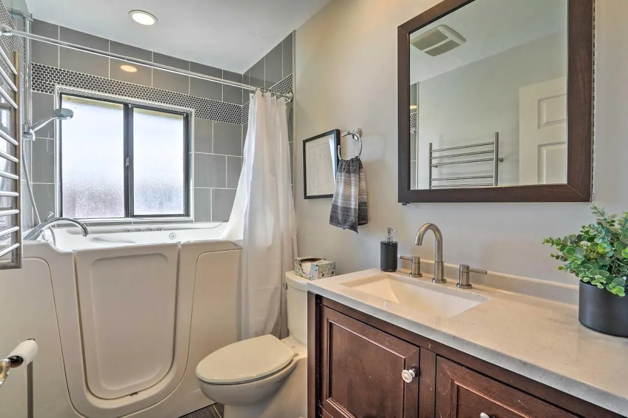 Breezy House With Game And Lanai! Holiday home Cape Coral
