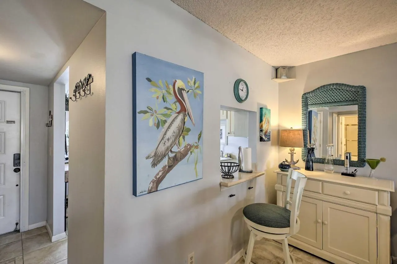 Apartment With Community Pool! *