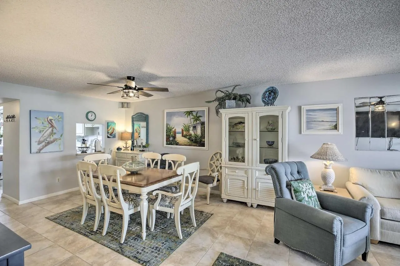 Apartment With Community Pool!