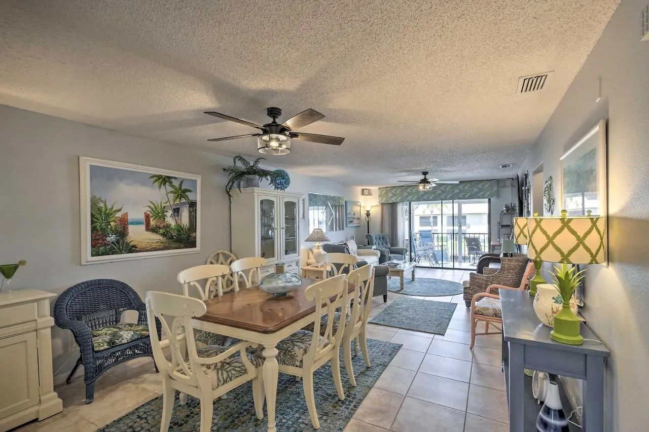Apartment With Community Pool!