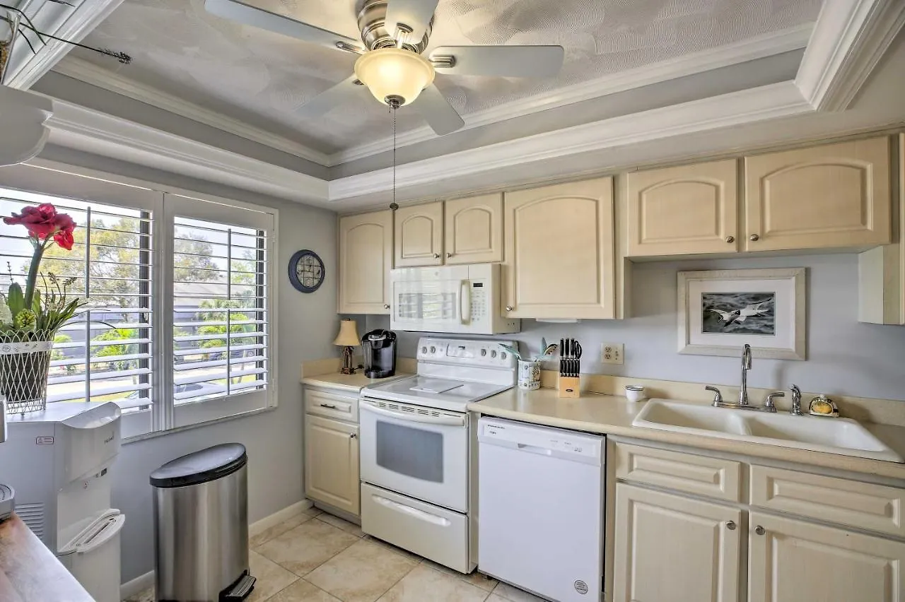 Apartment With Community Pool! *