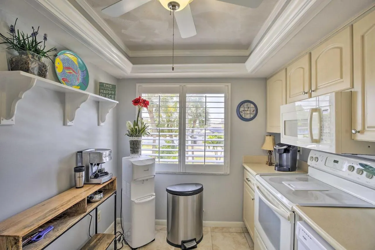 With Community Pool! Apartment Cape Coral